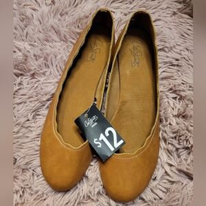 JC Penny's Scalloped Edge Tan Ballerina Flats//NWT